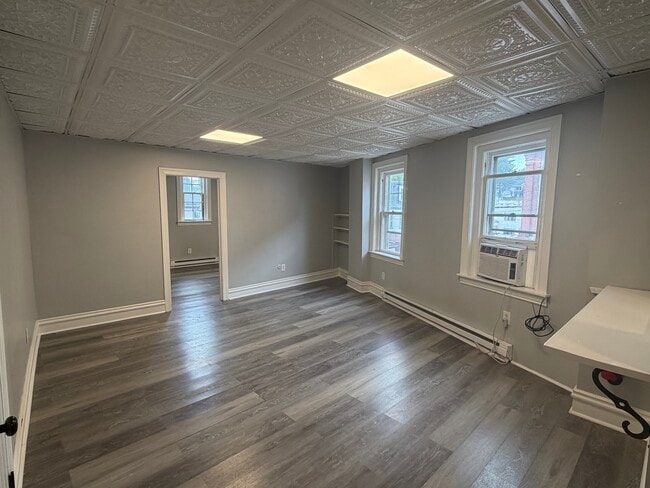 Building Photo - 6 E Temple Ave Unit 3rd Floor B