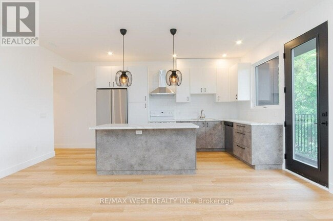Photo - 63 Lonborough Ave