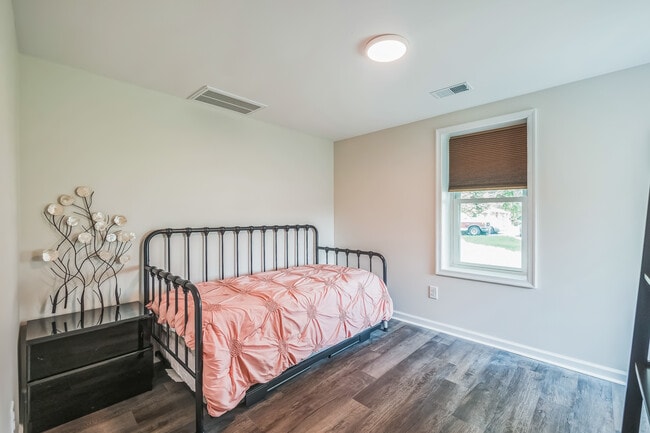 Photo - 407 Woodbury Ave