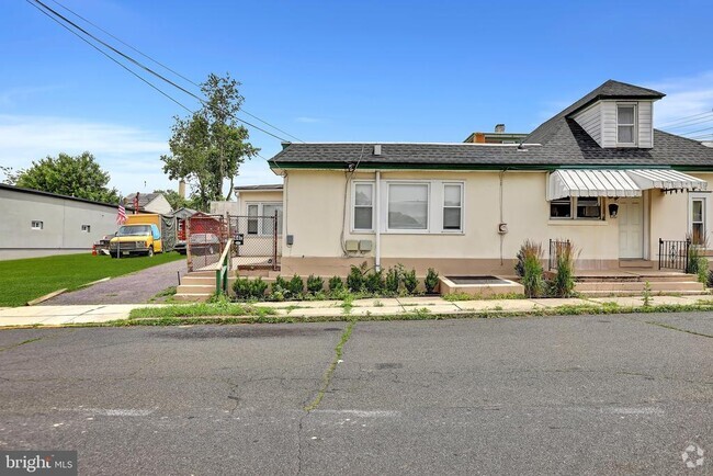 Building Photo - 44 Dover Ave Rental
