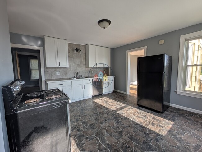 Building Photo - 16 Clinton Ave Unit 2