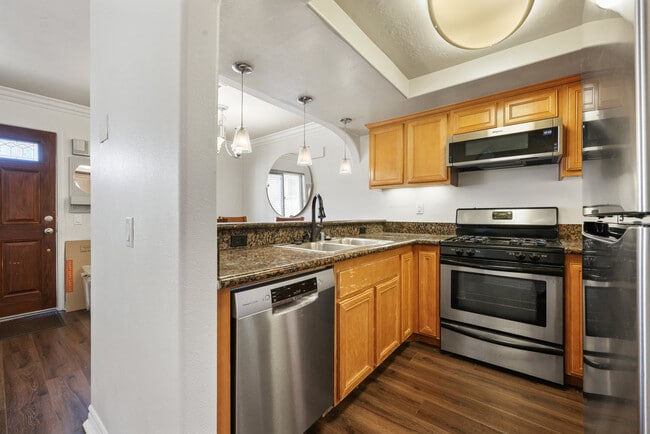 Building Photo - 2744 B St Unit 208