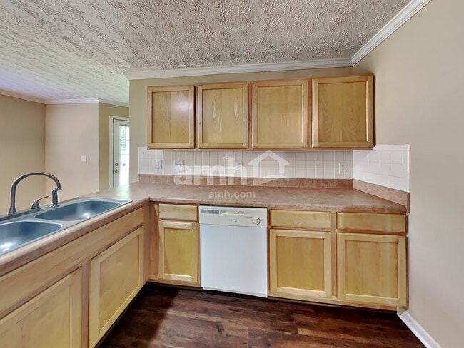 Photo - 305 Kings Way