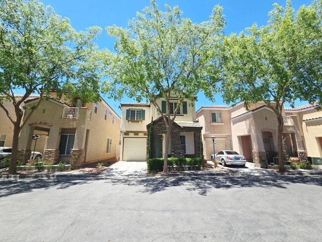 Building Photo - CHARMING 2 BED/ 2 BATH HOME WITH LOFT LOCATED IN LAMPLIGHT GARDENS!
