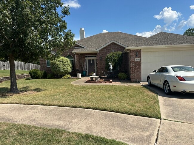Welcome to a beautiful home  in Benbrook. This home is minutes away from shopping and bike trails. - 1165 Albatross Ct