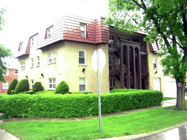 Photo - 1700-1704 W Touhy Ave Apartments