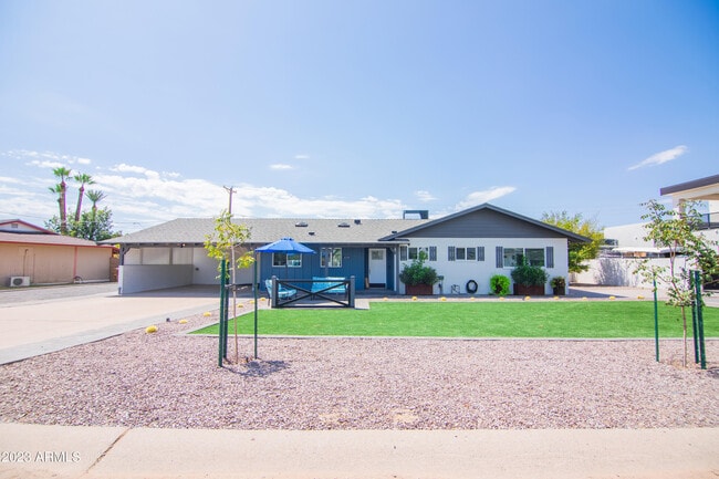 Photo - 4335 E Clarendon Ave