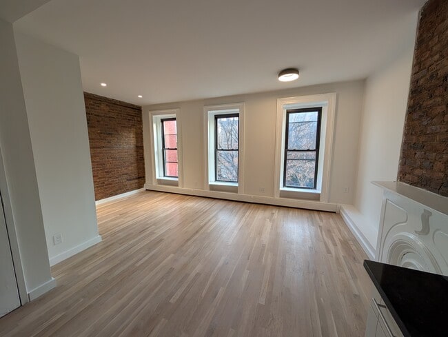 Building Photo - 161 Gates Ave Unit 3