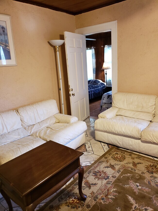 Photo - 827 Briggs St