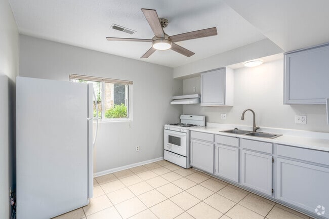 2BR, 1BA - 850SF - Kitchen