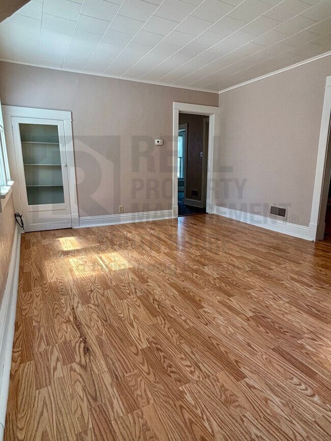 Photo - Charming 1 Bedroom + Den with Private Entrance & Vintage Character Unidad 502 1/2 East Lincolnway
