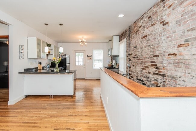 Photo - 4048 Walsh St