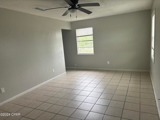 Photo - 923 Sanders Ln