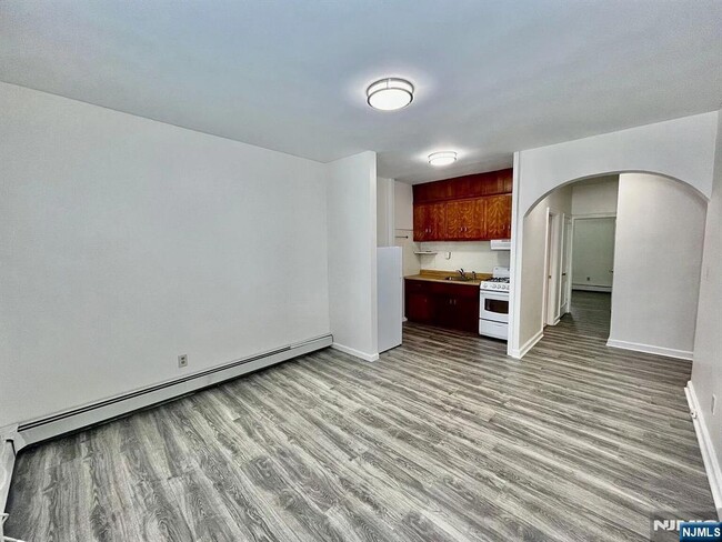 Building Photo - 382-386-386 Highland Ave Unit 104