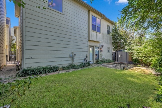 Photo - 932 Lester St