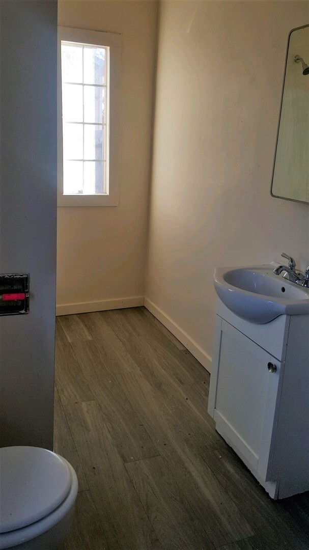 Building Photo - 2 Bedroom/1 Bathroom Near Hays Park Rental
