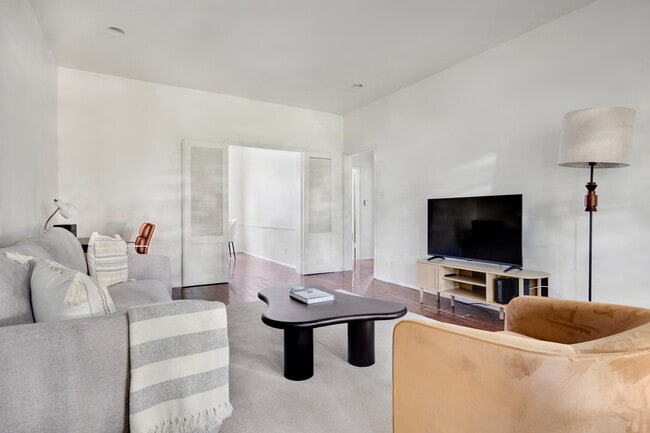 Photo - 135 S Reeves Dr Unidad FL2-ID1351