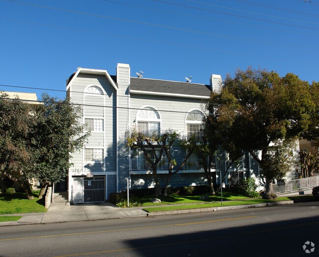 10845 Camarillo St - 10845 Camarillo St