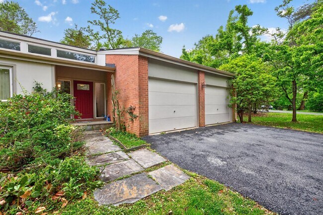 9404 Woodington Dr