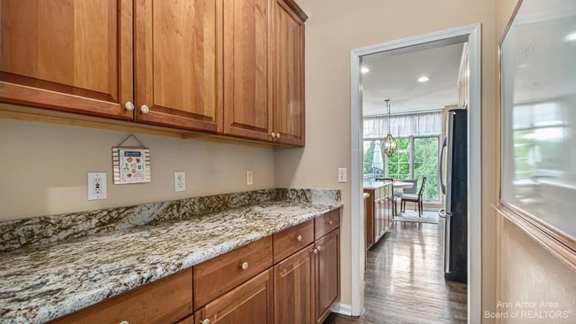 Photo - 50145 Tottenham Ct