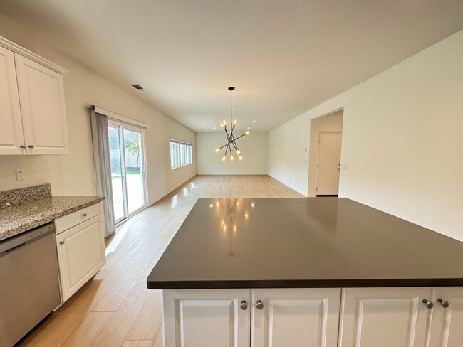 Photo - Beautiful 5Bd/3.5Ba Home in Cul-de-Sac in Riverside w/new Turf Back Yard and New Carpet!