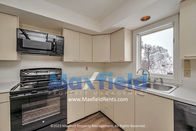 Building Photo - Avenues - 3 Bedroom 3 Bath Townhome with amazing southern views