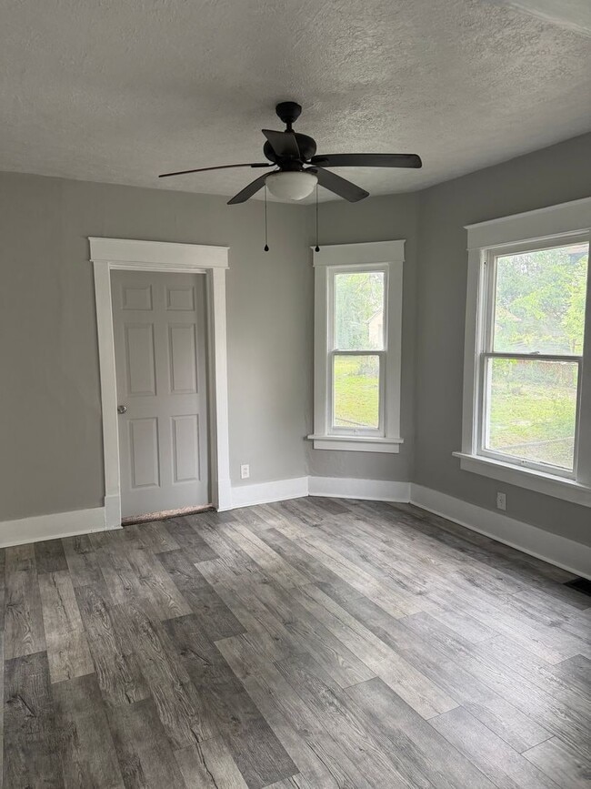 Photo - 1615 Rowland Ave NE