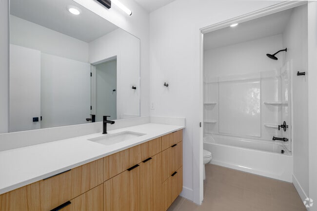 2BR, 2.5BA - 1,495SF - Bathroom