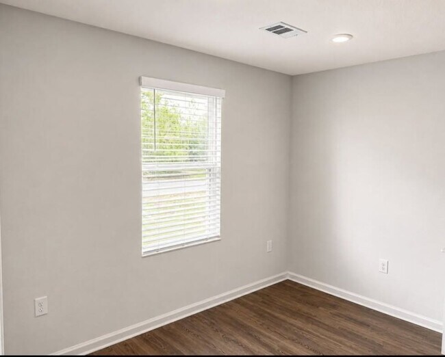 190 Iris Ln