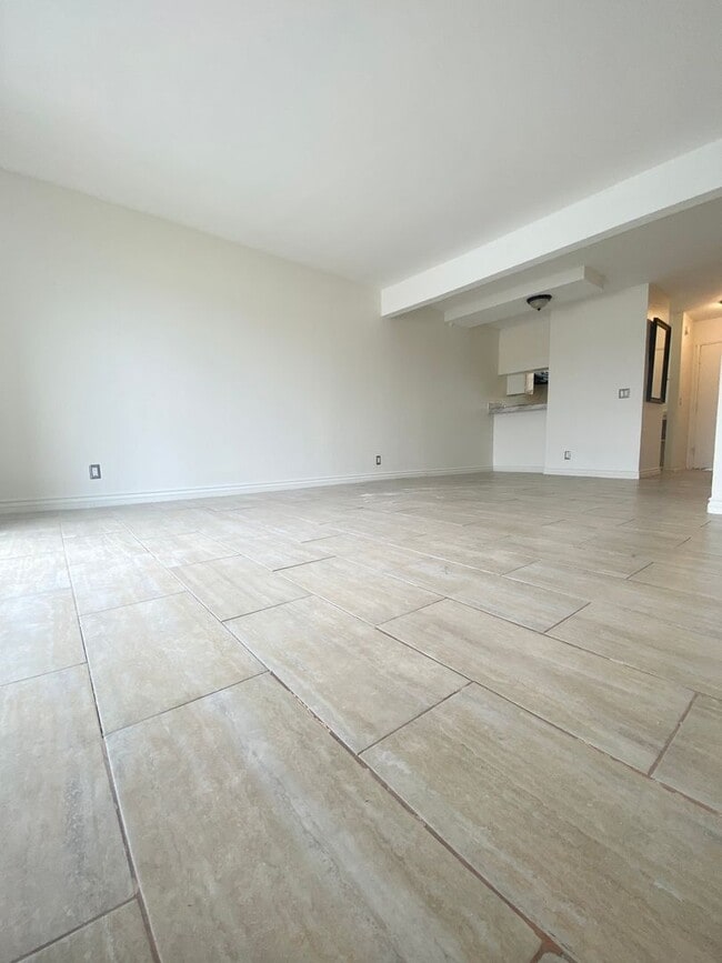 Photo - 16046 Wyandotte St Unit 6