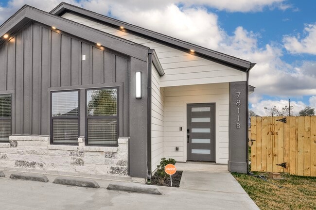 Photo - 7811 Sandra St