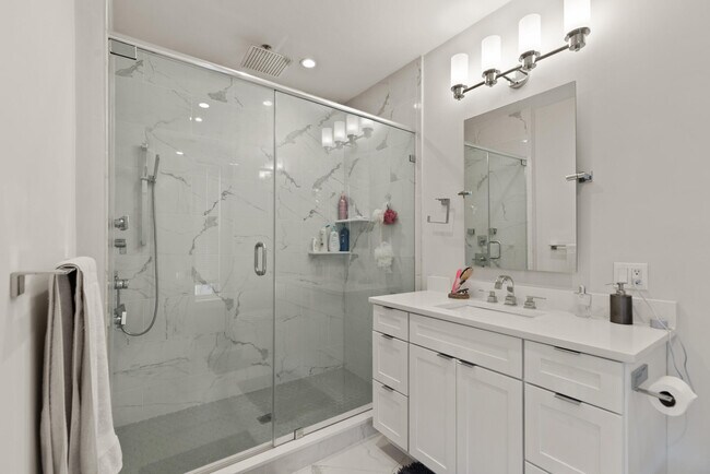 Photo - 447 W 4th St