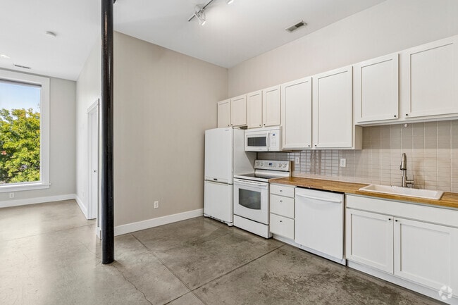 2BR, 2BA - 1,095SF - Kitchen