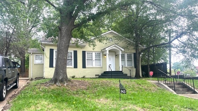 Building Photo - This cute, but large cottage is located in... Rental