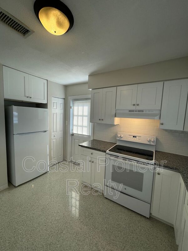 Photo - 3900 14th Ln NE