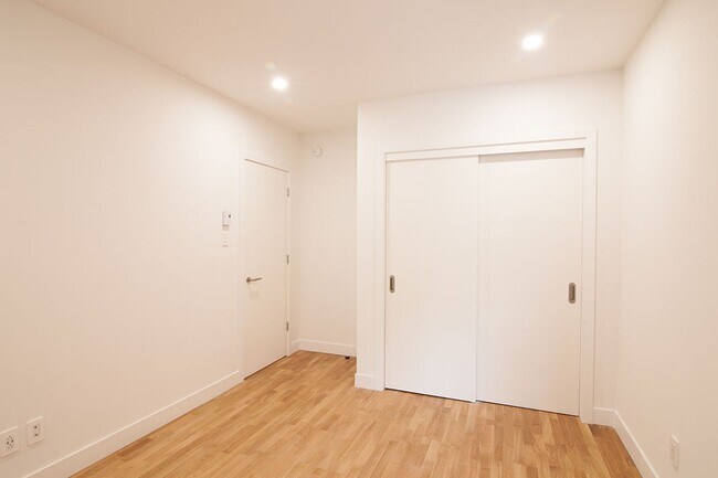 Photo - 2060 Rue du Fort Unit 6