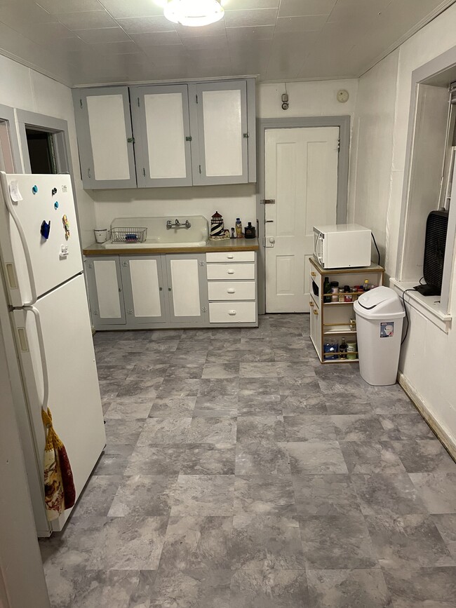 Kitchen - 171 N 6th St Unit 171 n 6th
