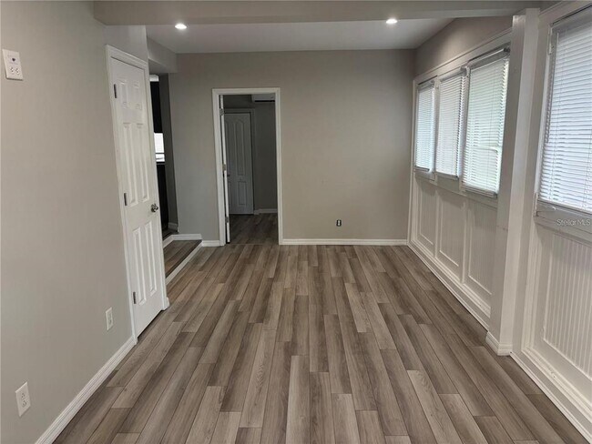 Photo - 107 W 6th St