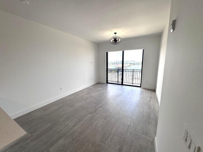 511 Lucerne Ave Unit Ph 611