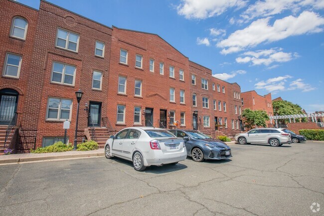 Building Photo - Charming 1 BR/1 BA Condo in Capitol Hill!