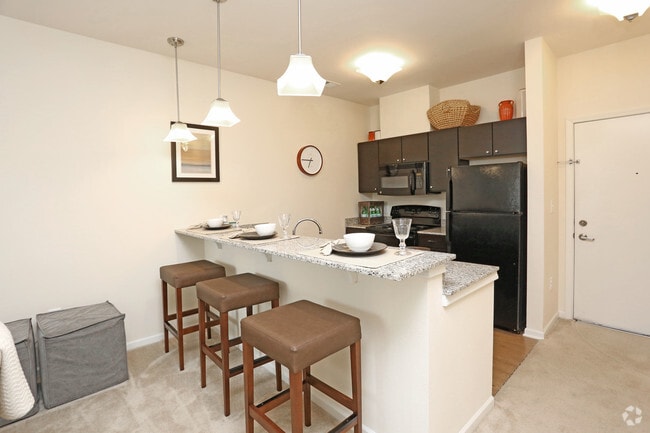 1BR, 1BA - 660 SF - Bar & Kitchen