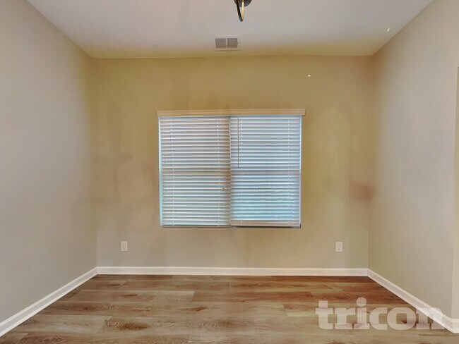 Photo - 452 Shady Glen