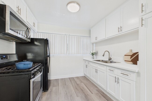 Building Photo - 13060 Burbank Blvd. Apartments