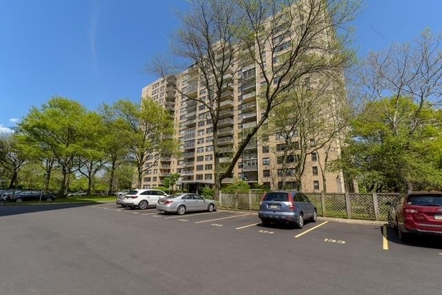 Building Photo - 201 St Pauls Ave Unit 9F