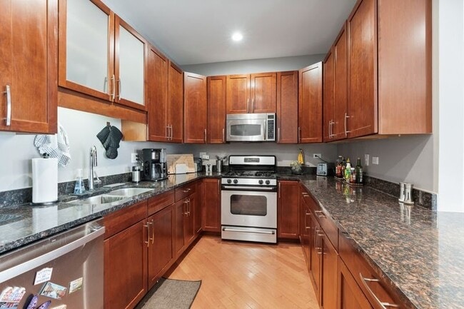 Building Photo - Stunning 2 Bed 2 Bath in the Ukrainian Village area Unit 3