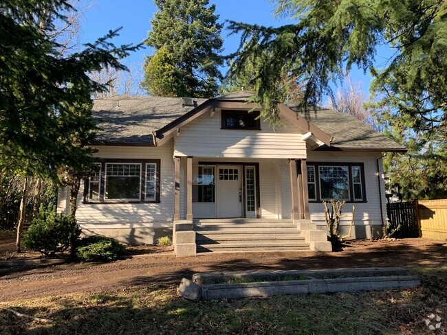 Building Photo - Great Home in Raleigh Hills Area