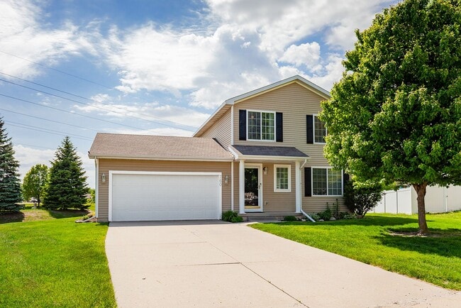 Building Photo - SPACIOUS LIVING!! 4 Bedroom, 3 Bathroom Home in Waukee!
