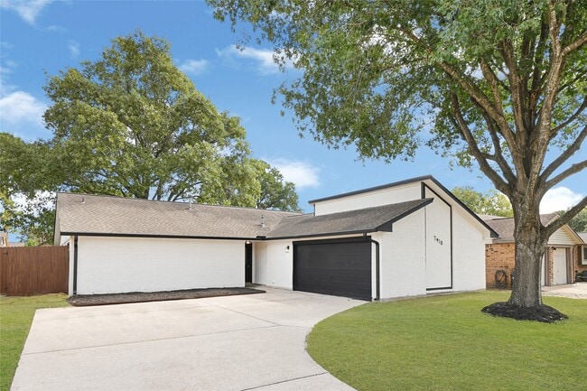 Photo - 7410 Woodoak Dr