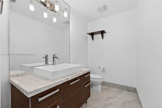 Photo - 253 NE 2nd St Unidad 253 NE 2nd St # 424