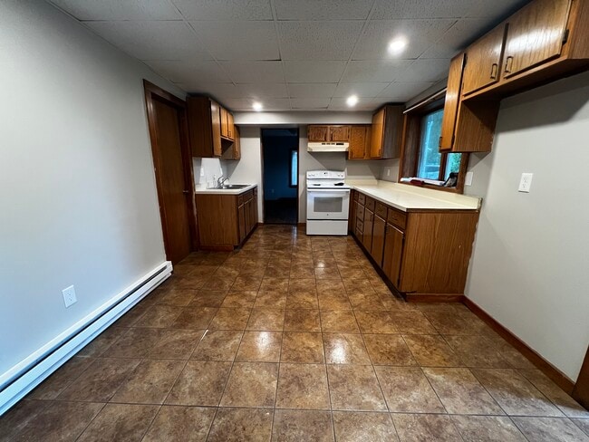 Kitchen. Stove and fridge provided - 118 North St Unit 118-3